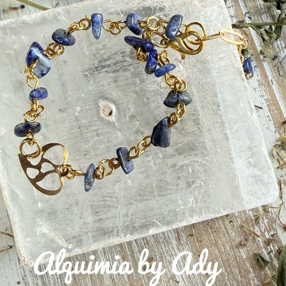 Gold heart charm lapis lazuli bracelet - Picture 1 of 1